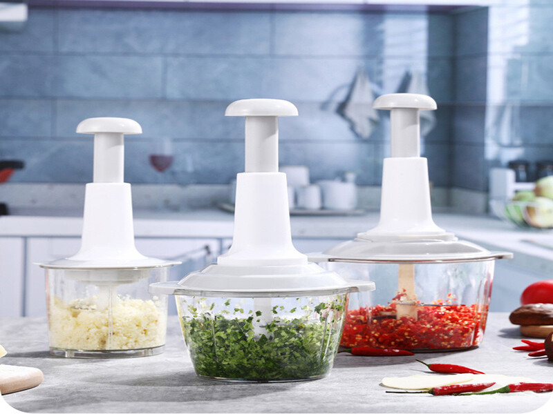 Varios cortadores en la cocina